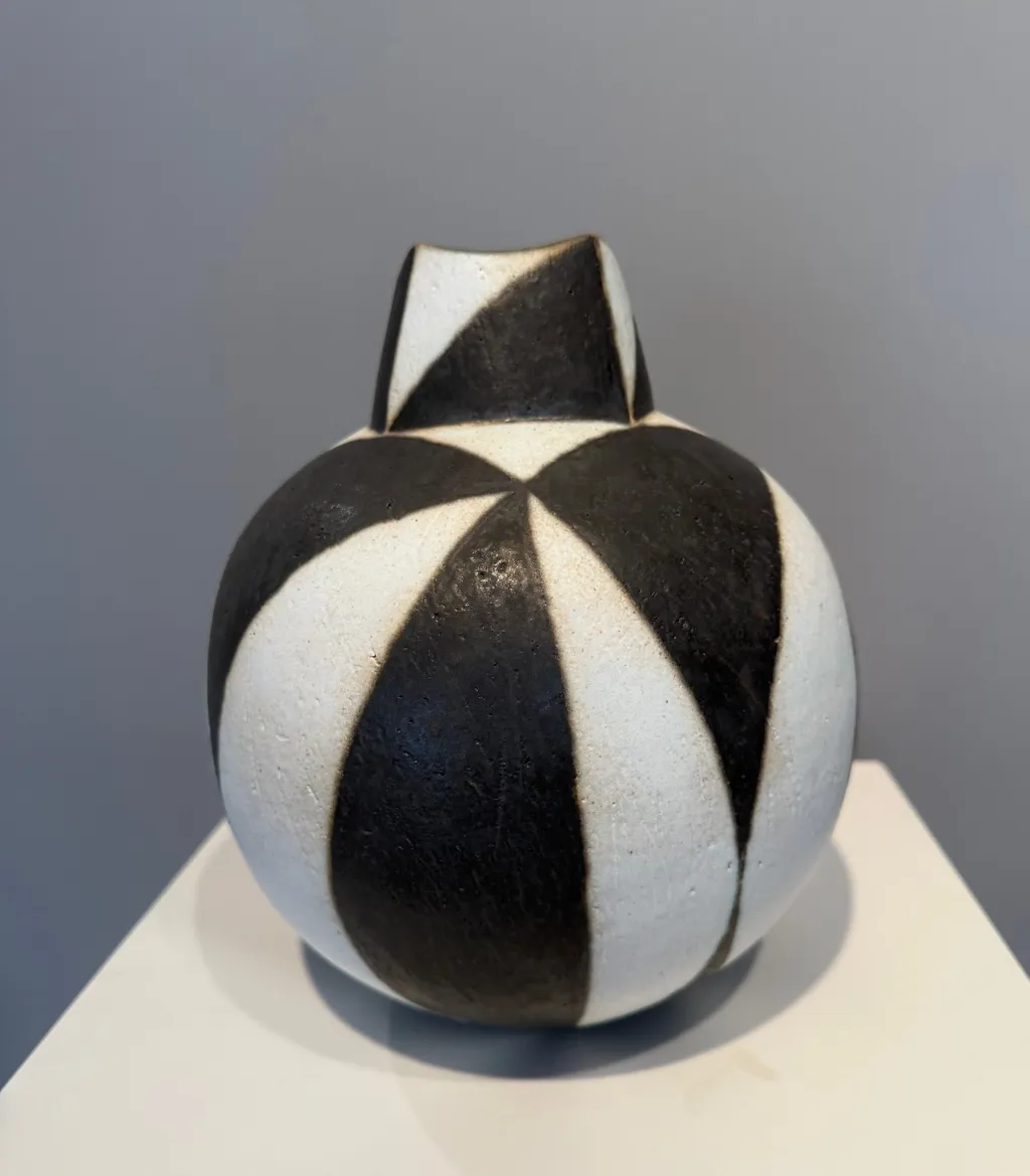11514_WARD_Rounded_Pot_with_Squared_Neck_(1)